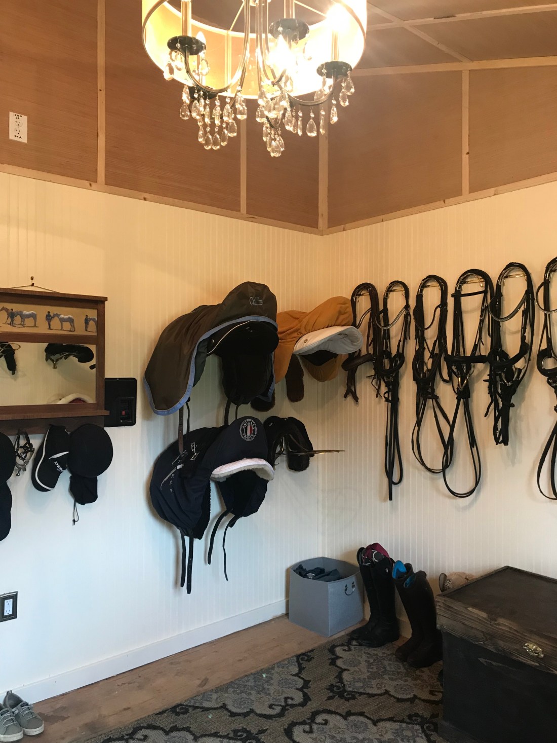 Tackroom mirror organization